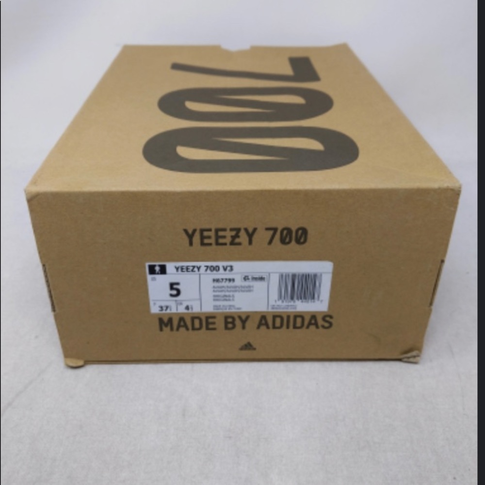 YEEZY 700 SIZE 5